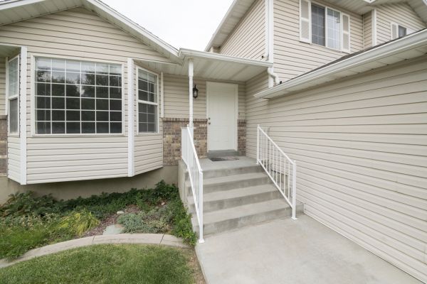Cost of White Vinyl Siding Replacement in Kenosha